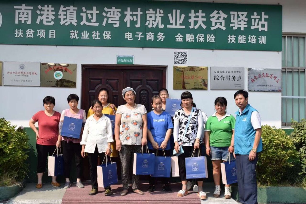 洪灾过后扶贫捐赠_副本