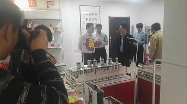 樊浪生向调研组一行介绍过湾富硒系列产品