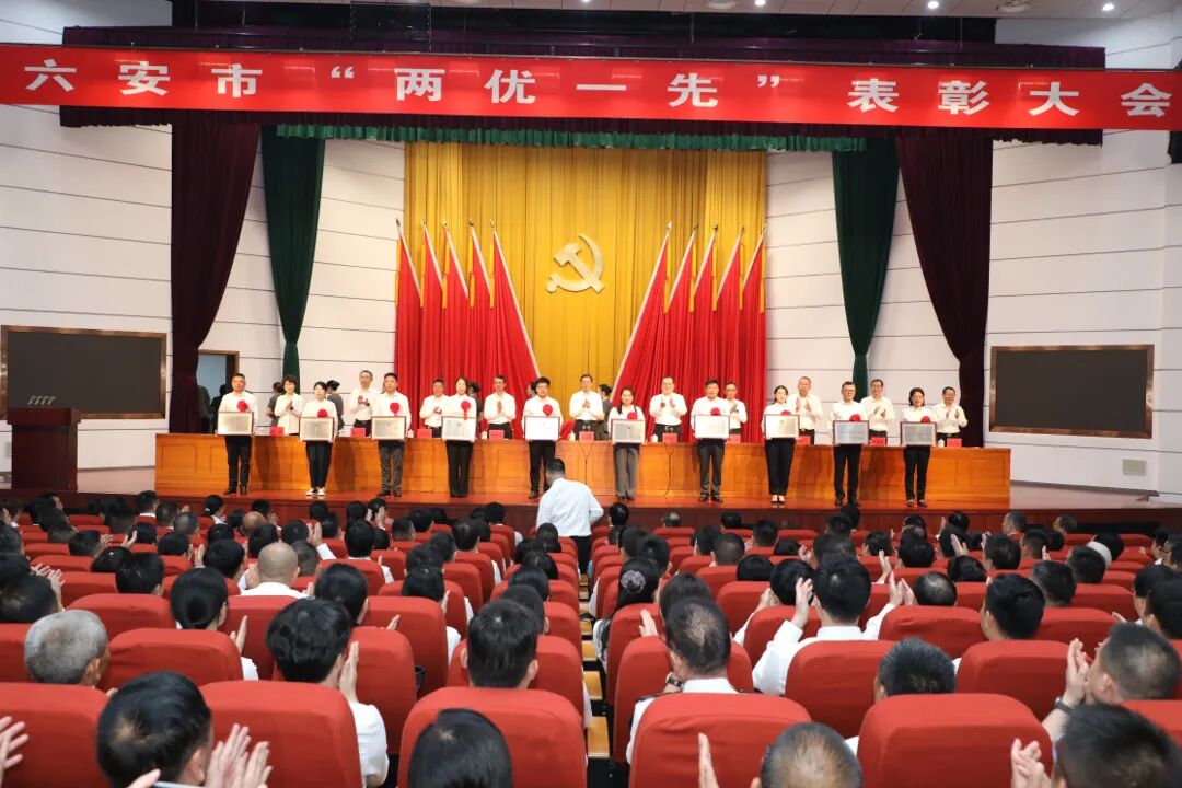 樊总领奖.JPG